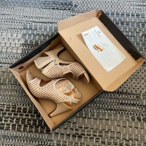 Tsubo Casius 8216 Leather Heels in Putty, Size 9